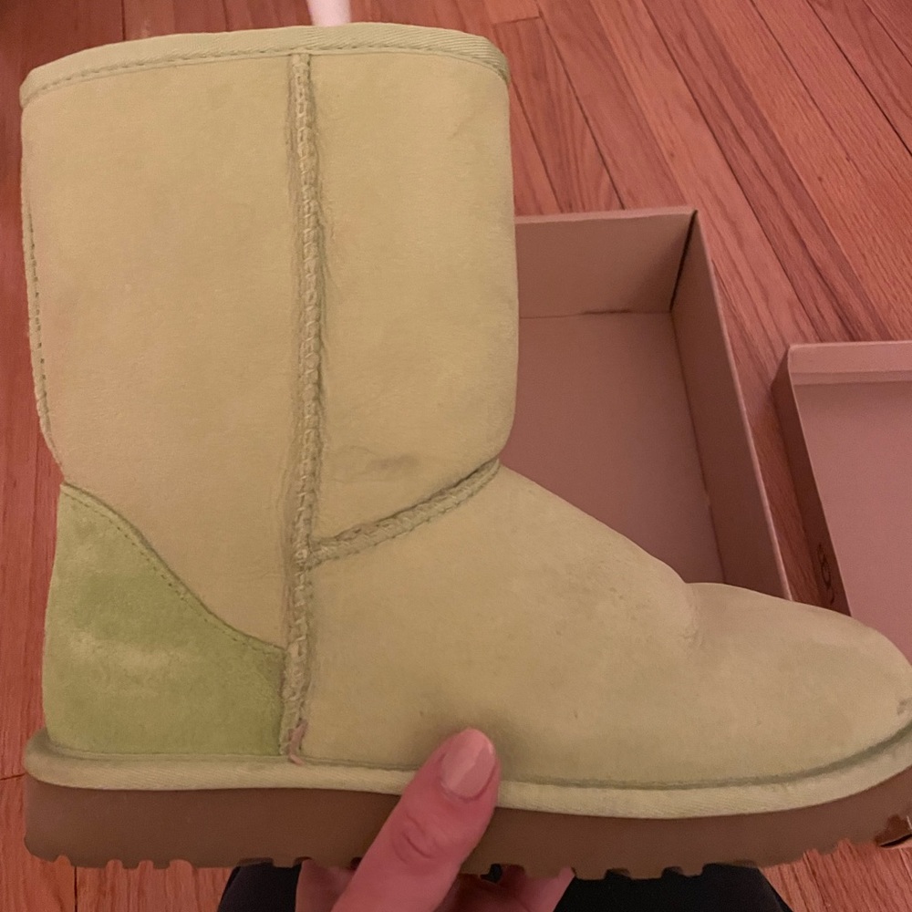 UGG W CLASSIC
SHORT
5825 W / FRN